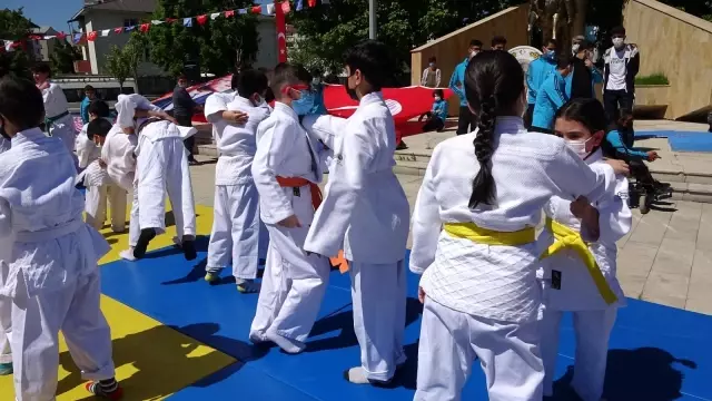 Ağrı'da 19 Mayıs Atatürk'ü Anma, Gençlik ve Spor Bayramı kutlandı Ağrı'da 19 Mayıs Atatürk'ü Anma, Gençlik ve Spor Bayramı kutlandı