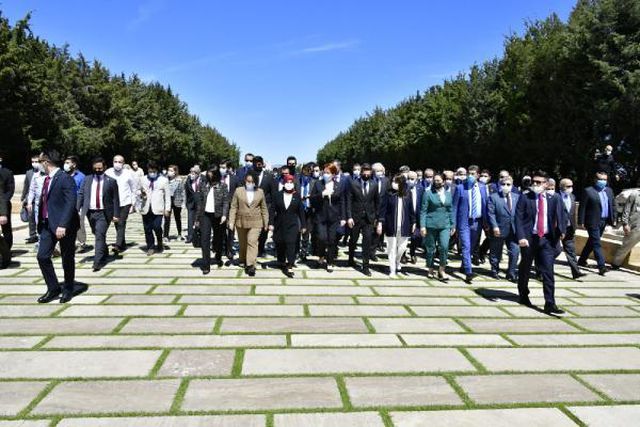 aksener anitkabir i ziyaret etti 3 14141945 o