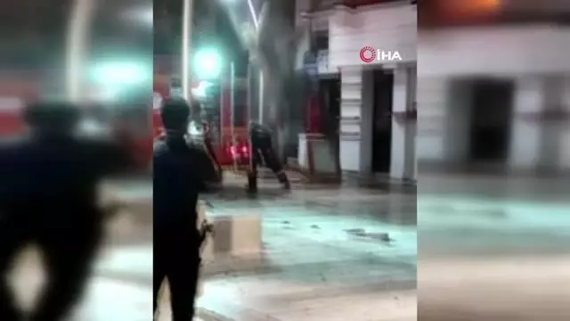 Alev alev yanan bina kullanılamaz hale geldi Alev alev yanan bina kullanılamaz hale geldi