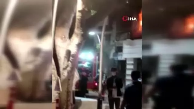 Alev alev yanan bina kullanılamaz hale geldi Alev alev yanan bina kullanılamaz hale geldi