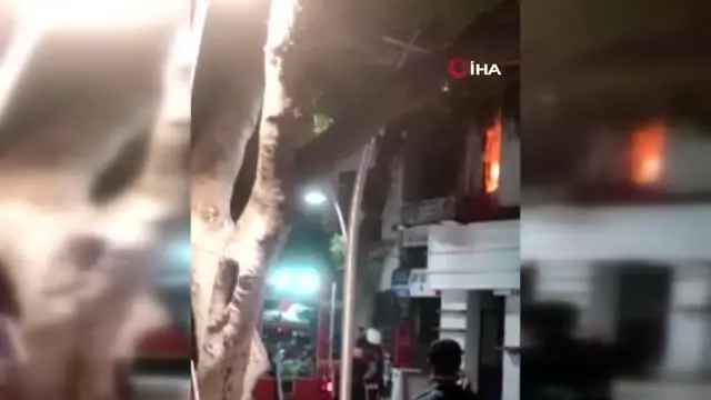 Alev alev yanan bina kullanılamaz hale geldi Alev alev yanan bina kullanılamaz hale geldi