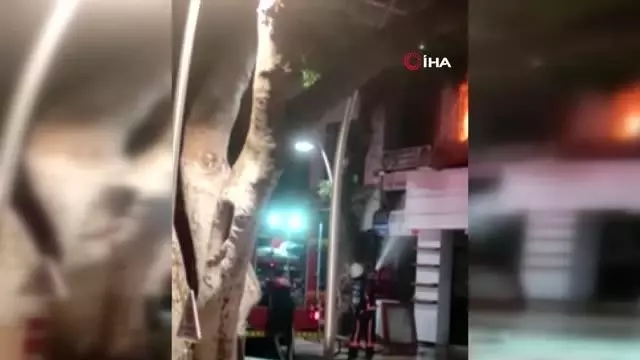 Alev alev yanan bina kullanılamaz hale geldi Alev alev yanan bina kullanılamaz hale geldi