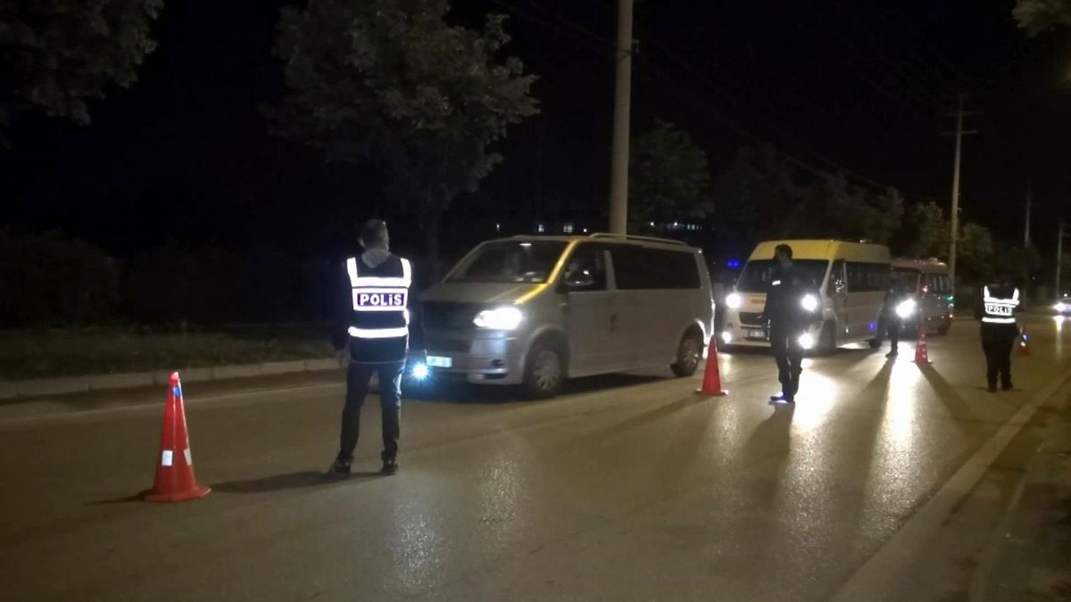 Alkollü sürücü 'dur' ihtarına uymadı, otomobili polislerin üzerine sürdü