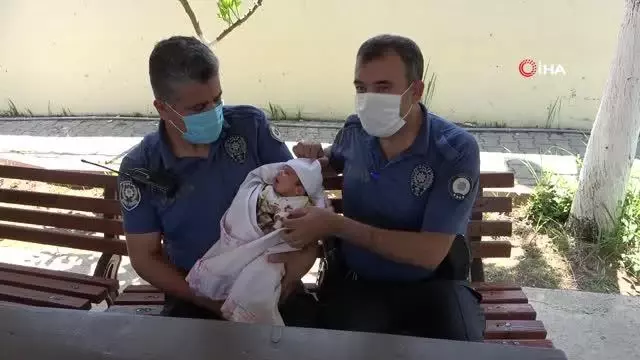 Annesinin kaldırma bıraktığı bebeğe polis sahip çıktı Annesinin kaldırma bıraktığı bebeğe polis sahip çıktı