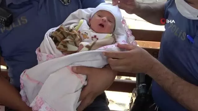 Annesinin kaldırma bıraktığı bebeğe polis sahip çıktı Annesinin kaldırma bıraktığı bebeğe polis sahip çıktı