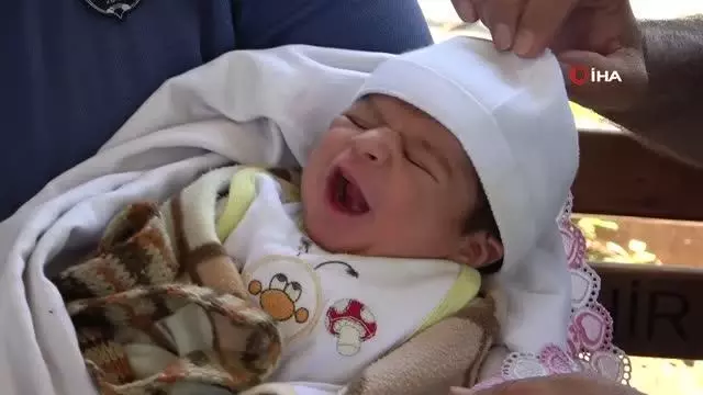 Annesinin kaldırma bıraktığı bebeğe polis sahip çıktı Annesinin kaldırma bıraktığı bebeğe polis sahip çıktı