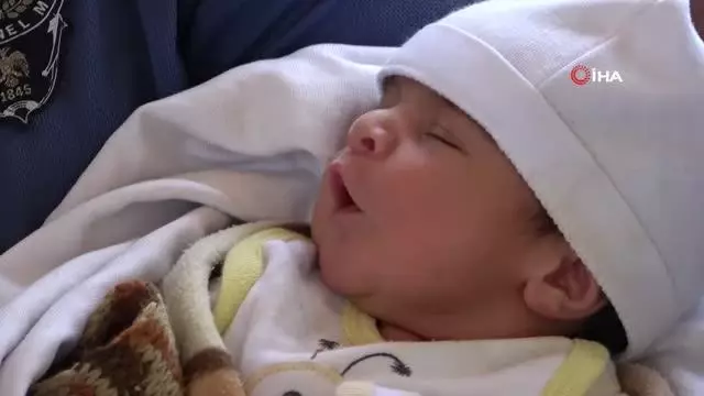 Annesinin kaldırma bıraktığı bebeğe polis sahip çıktı Annesinin kaldırma bıraktığı bebeğe polis sahip çıktı
