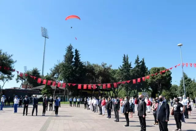 Balıkesir'de paramotorlu 19 Mayıs kutlaması Balıkesir'de paramotorlu 19 Mayıs kutlaması