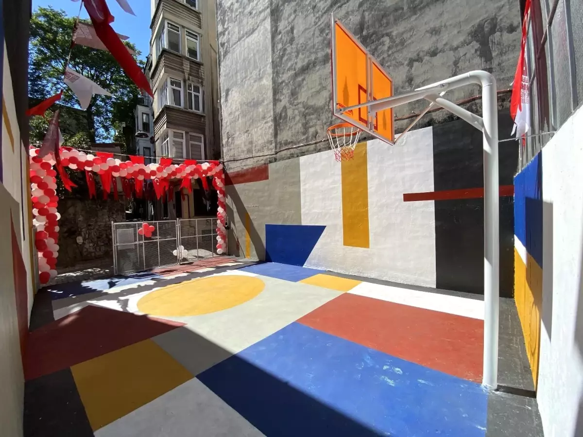 Beyoğlu'nda gençlere 19 Mayıs hediyesi