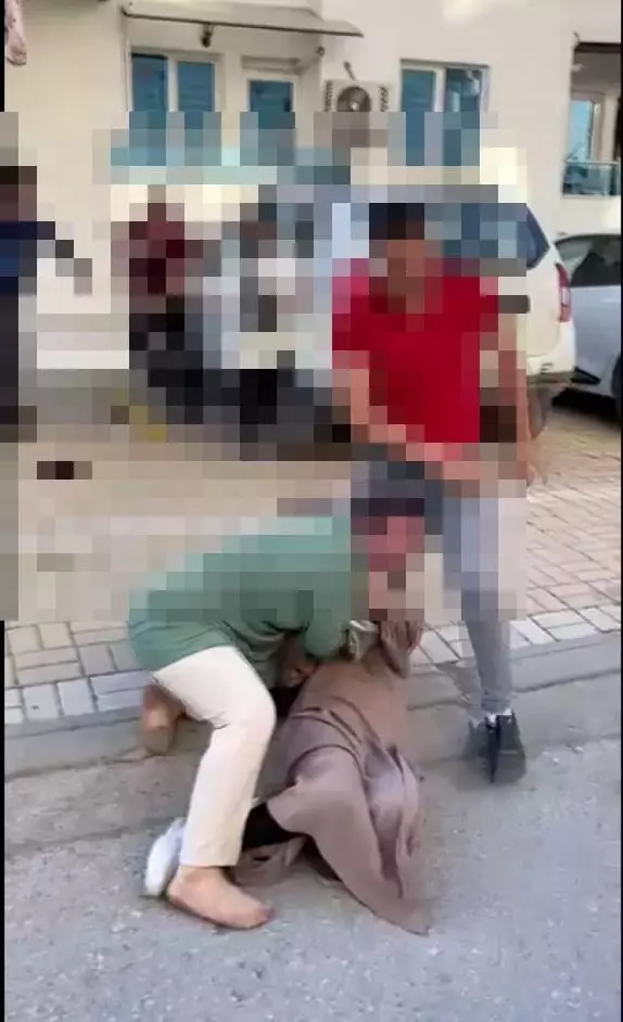 Saçından tutup yerlerde sürükledi...Tekmeli, yumruklu dehşet kavga kamerada