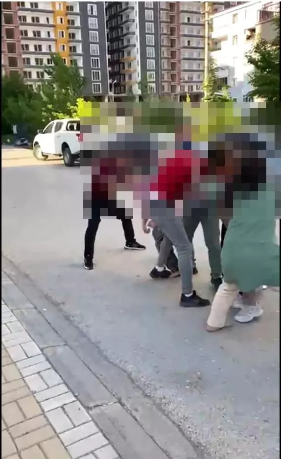Saçından tutup yerlerde sürükledi...Tekmeli, yumruklu dehşet kavga kamerada