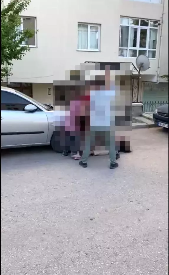Saçından tutup yerlerde sürükledi...Tekmeli, yumruklu dehşet kavga kamerada