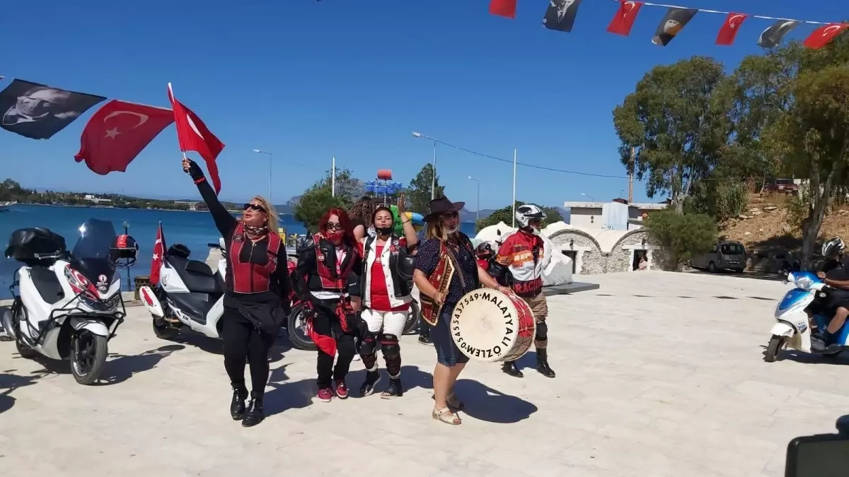 Datça'da motosikletlilerden 19 Mayıs korteji