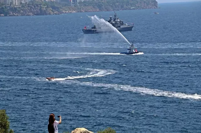 Denize ve falezlere dev Türk bayrakları açıldı, denizde de kortej düzenlendi Denize ve falezlere dev Türk bayrakları açıldı, denizde de kortej düzenlendi