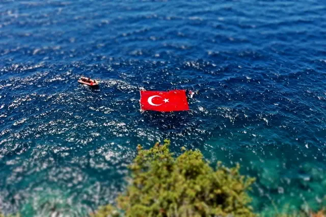 Denize ve falezlere dev Türk bayrakları açıldı, denizde de kortej düzenlendi Denize ve falezlere dev Türk bayrakları açıldı, denizde de kortej düzenlendi