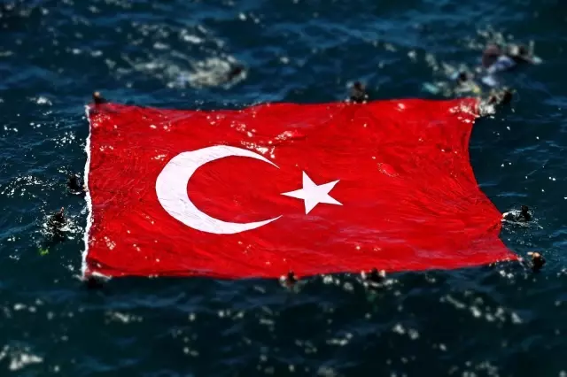 Denize ve falezlere dev Türk bayrakları açıldı, denizde de kortej düzenlendi Denize ve falezlere dev Türk bayrakları açıldı, denizde de kortej düzenlendi