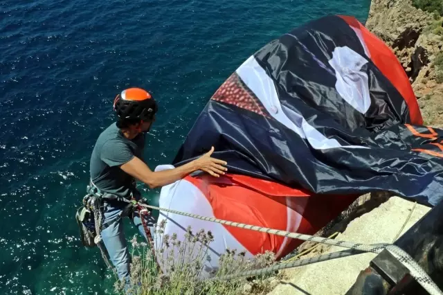 Denize ve falezlere dev Türk bayrakları açıldı, denizde de kortej düzenlendi Denize ve falezlere dev Türk bayrakları açıldı, denizde de kortej düzenlendi