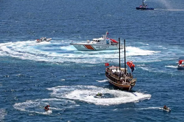 Denize ve falezlere dev Türk bayrakları açıldı, denizde de kortej düzenlendi Denize ve falezlere dev Türk bayrakları açıldı, denizde de kortej düzenlendi