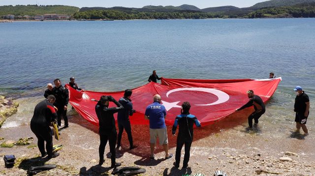 denizin ustunde dev turk bayragi ve ataturk 2 14142676 o