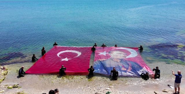 denizin ustunde dev turk bayragi ve ataturk 5 14142676 o