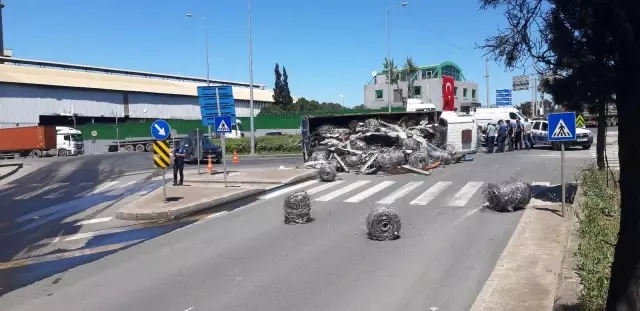 devrilen kamyonda yuklu hurdalar yola sacildi 3 14142419 o