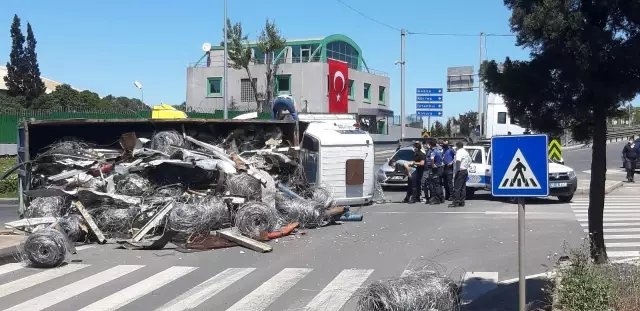 devrilen kamyonda yuklu hurdalar yola sacildi 4 14142419 o