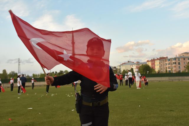 Iğdır'da saatler 19.19'u gösterdiğinde İstiklal Marşı okundu Iğdır'da saatler 19.19'u gösterdiğinde İstiklal Marşı okundu