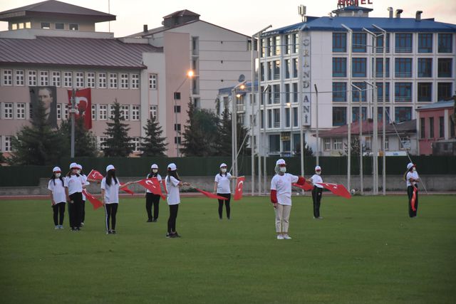 Iğdır'da saatler 19.19'u gösterdiğinde İstiklal Marşı okundu Iğdır'da saatler 19.19'u gösterdiğinde İstiklal Marşı okundu