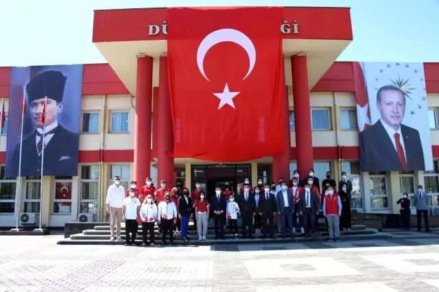 Düzce'de 19 Mayıs Törenlerle kutlandı Düzce'de 19 Mayıs Törenlerle kutlandı