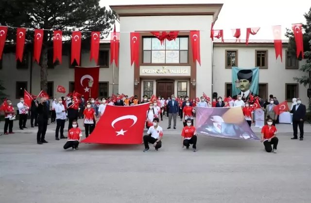 Saat 19.19'da İstiklal Marşı okundu Saat 19.19'da İstiklal Marşı okundu