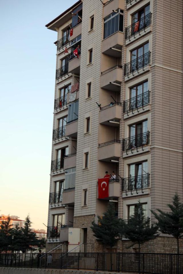 Gaziantep'te balkonlardan İstiklal Marşı okundu