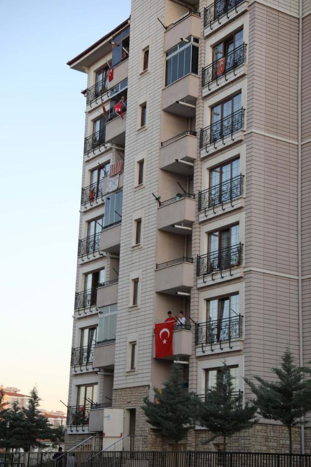 Gaziantep'te balkonlardan İstiklal Marşı okundu
