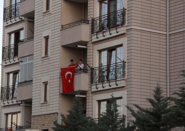 Gaziantep'te balkonlardan İstiklal Marşı okundu