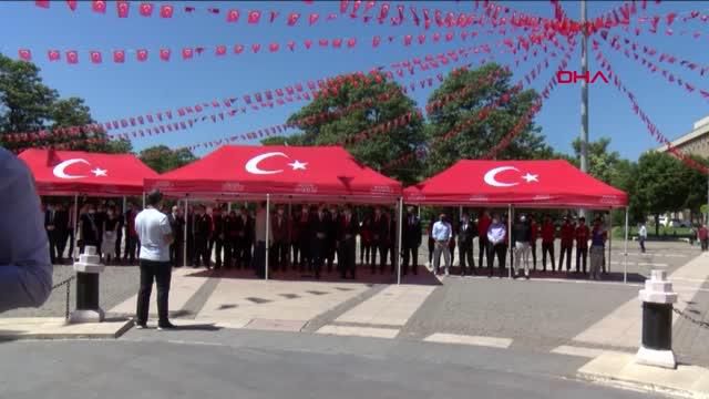 GAZİANTEP'TE, TÖRENDE BAYILAN ZABITAYI POLİS KUCAĞINDA TAŞIDI GAZİANTEP'TE, TÖRENDE BAYILAN ZABITAYI POLİS KUCAĞINDA TAŞIDI