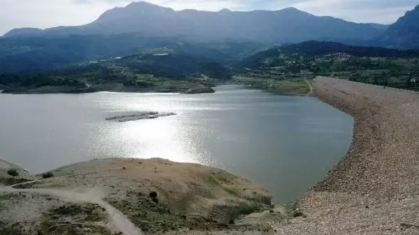 GÖMBE VE ELMALI OVALARINA HAYAT VEREN BARAJDA SU SEVİYESİ DÜŞTÜ GÖMBE VE ELMALI OVALARINA HAYAT VEREN BARAJDA SU SEVİYESİ DÜŞTÜ