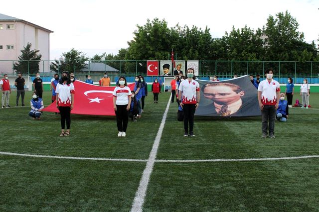 Iğdır'da saatler 19.19'u gösterdiğinde İstiklal Marşı okundu Iğdır'da saatler 19.19'u gösterdiğinde İstiklal Marşı okundu