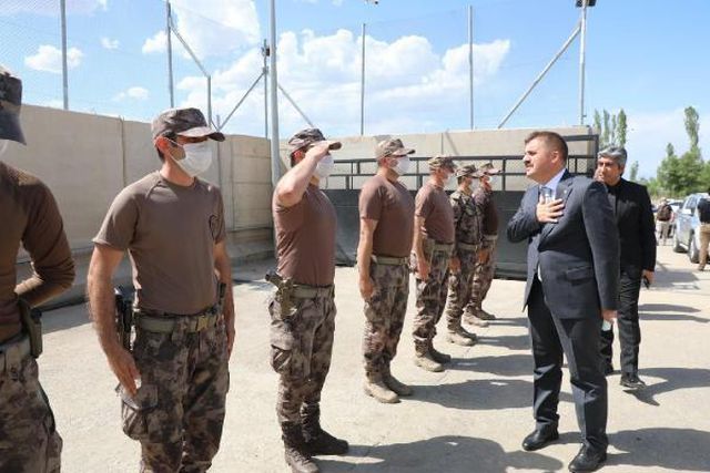 Iğdır Valisi Sarıibrahim'den özel harekata taziye ziyareti Iğdır Valisi Sarıibrahim'den özel harekata taziye ziyareti