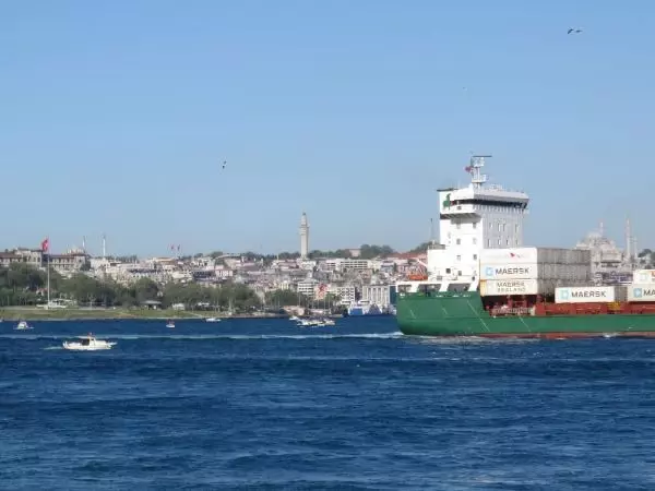 İSTANBUL BOĞAZI'NDA DEV GEMİLERLE BURUN BURUNA TEHLİKELİ BALIKÇILIK