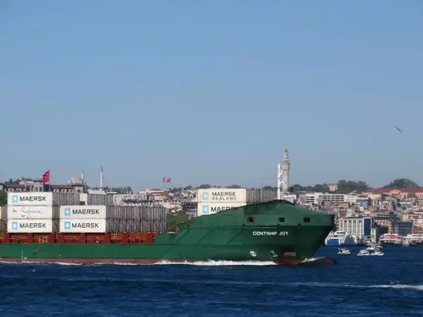 İSTANBUL BOĞAZI'NDA DEV GEMİLERLE BURUN BURUNA TEHLİKELİ BALIKÇILIK