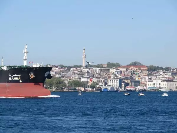 İSTANBUL BOĞAZI'NDA DEV GEMİLERLE BURUN BURUNA TEHLİKELİ BALIKÇILIK