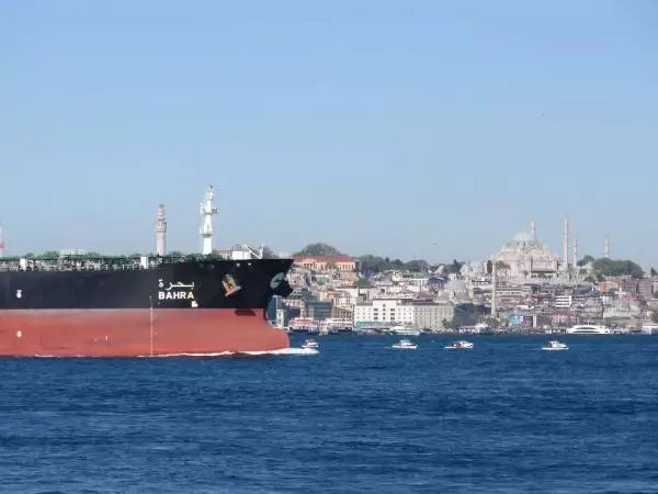 İSTANBUL BOĞAZI'NDA DEV GEMİLERLE BURUN BURUNA TEHLİKELİ BALIKÇILIK İSTANBUL BOĞAZI'NDA DEV GEMİLERLE BURUN BURUNA TEHLİKELİ BALIKÇILIK