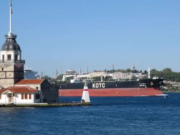İSTANBUL BOĞAZI'NDA DEV GEMİLERLE BURUN BURUNA TEHLİKELİ BALIKÇILIK