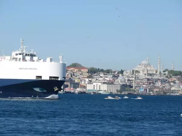 İSTANBUL BOĞAZI'NDA DEV GEMİLERLE BURUN BURUNA TEHLİKELİ BALIKÇILIK