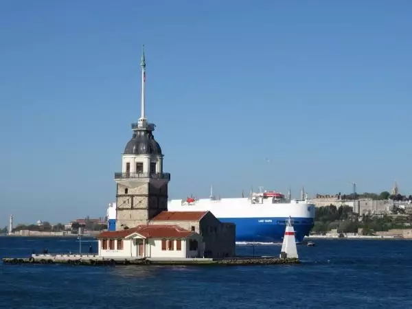 İSTANBUL BOĞAZI'NDA DEV GEMİLERLE BURUN BURUNA TEHLİKELİ BALIKÇILIK