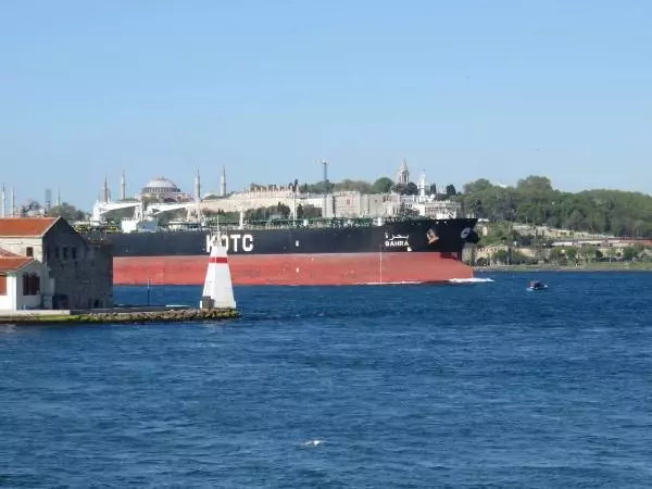 İSTANBUL BOĞAZI'NDA DEV GEMİLERLE BURUN BURUNA TEHLİKELİ BALIKÇILIK