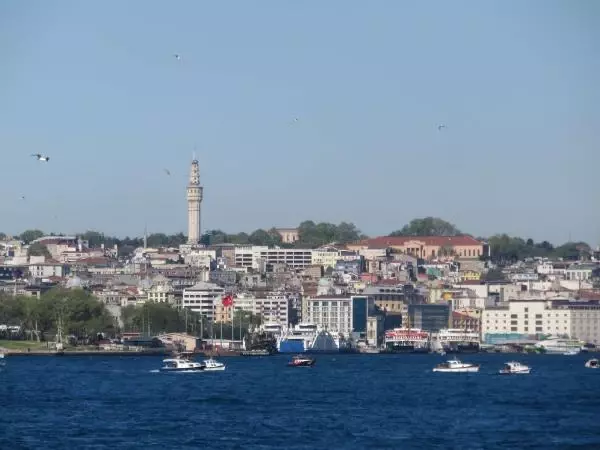 İSTANBUL BOĞAZI'NDA DEV GEMİLERLE BURUN BURUNA TEHLİKELİ BALIKÇILIK