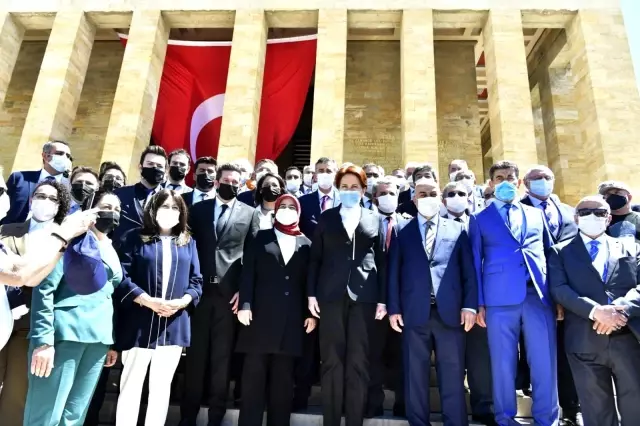 İYİ Parti lideri Akşener'den Anıtkabir'e ziyaret İYİ Parti lideri Akşener'den Anıtkabir'e ziyaret