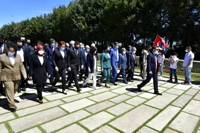 İYİ Parti lideri Akşener'den Anıtkabir'e ziyaret İYİ Parti lideri Akşener'den Anıtkabir'e ziyaret