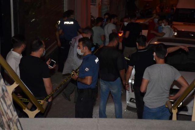 Konak'ta silahlı kavgada 4 kişi yaralandı