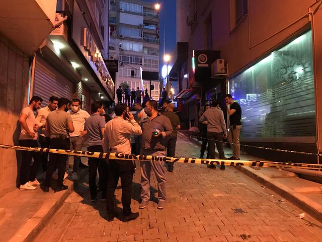Konak'ta silahlı kavgada 4 kişi yaralandı